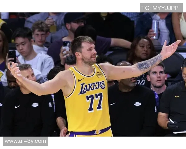 东契奇谈老詹回归球队目标与钓鱼动作背后的友谊故事