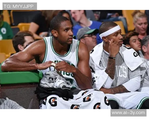 光头球星文班亚马与凯尔登赛后携手三位主场球迷合影留念